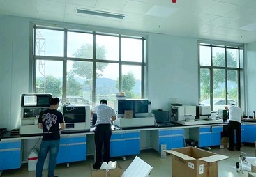 深圳智稳电源 电力不间断电源（UPS），应用于实验室中。