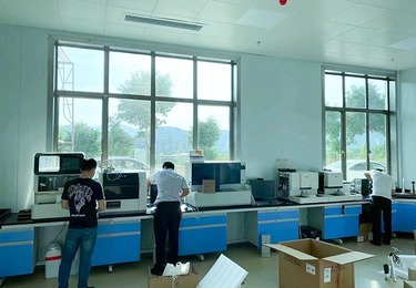 深圳智稳电源 电力不间断电源（UPS），应用于实验室中。