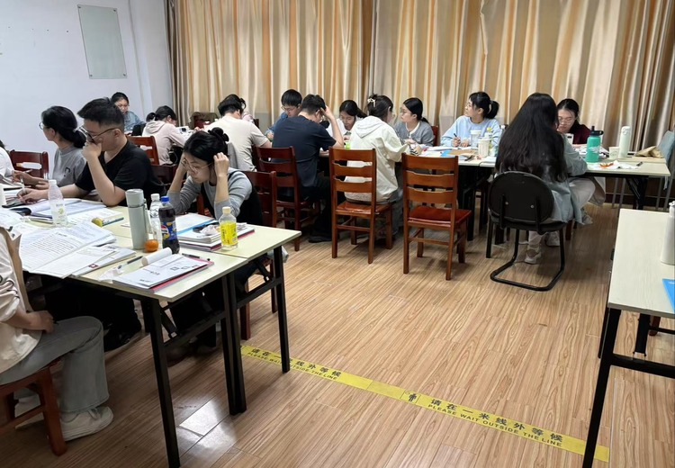 公务员、四级联考、国家公务员、事业编、教师编面试班，为您的职业面试之路保驾护航！