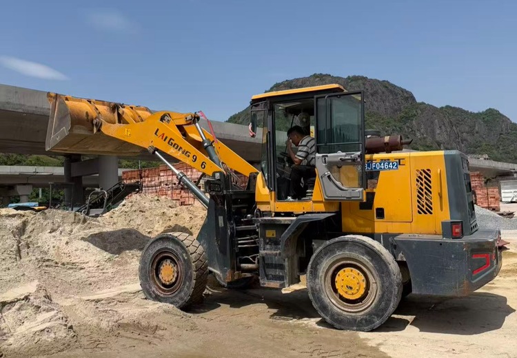 铲车在工程建设中发挥重要作用，高效作业助力各类项目稳步推进