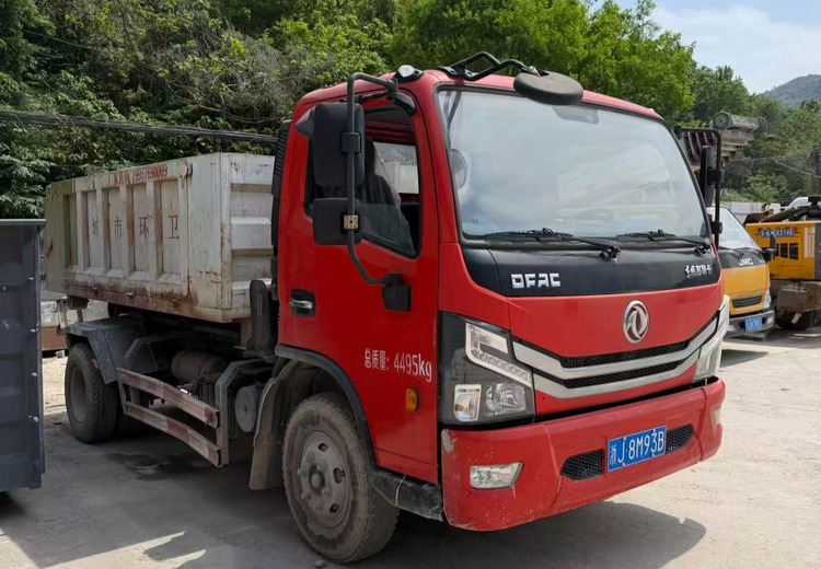 垃圾车1：城市清洁好帮手，默默承担垃圾转运使命，守护环境整洁