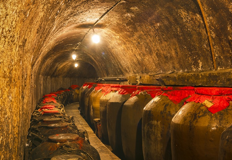 传统纯粮固态发酵工艺，老窖池发酵陶坛陈酿，酒体窖香浓郁、绵甜悠长，纯粮品质可鉴
