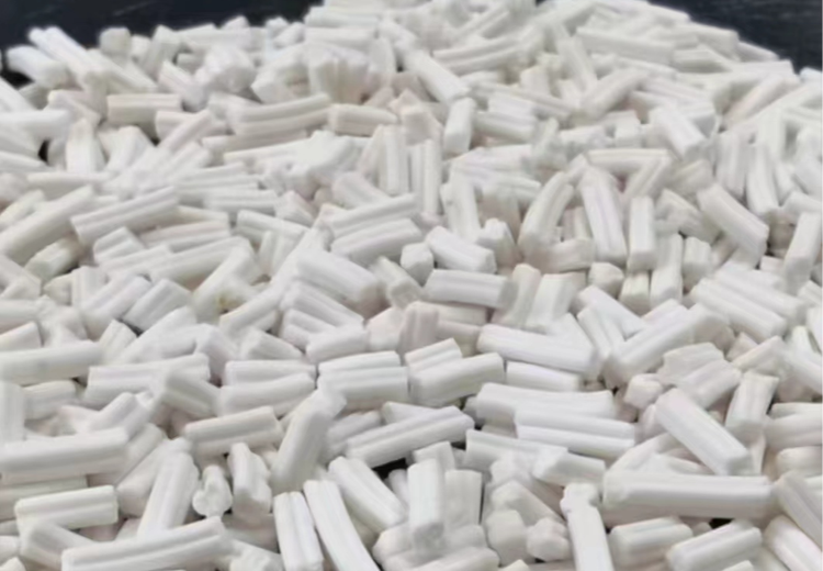 氧化铝微晶增韧体：解决高温窑具开裂折断难题，提升高温制品寿命与性能