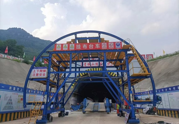 隧道防水施工关键：机械化作业平台助力铺设焊接防水板，保障防排水工程质量