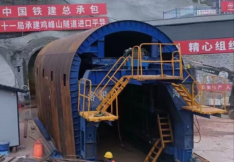 钢模台车：隧道二衬施工核心装备，适用于多场景，浇筑成型保障隧道净空及衬砌表面质量