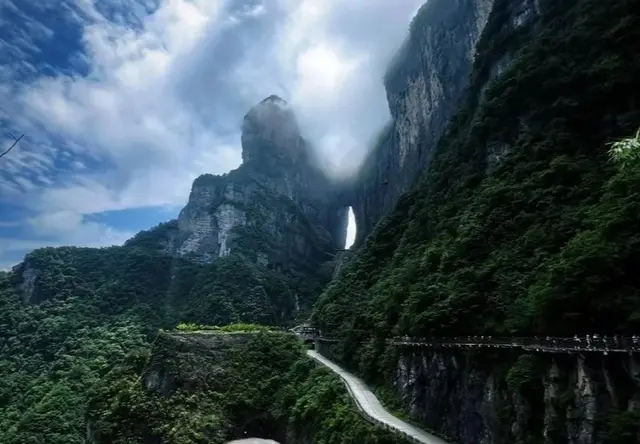张家界+天门山+凤凰古城4日3晚跟团游