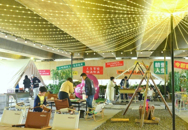 氛围感拉满的露天露营地，享户外烧烤、露营体验，搭配酒水轻食，周末放松好去处！