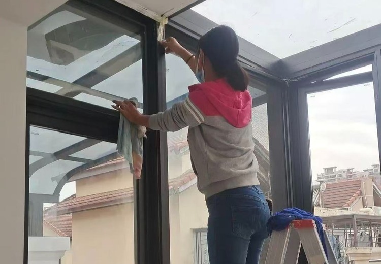 专业保洁服务，打造一尘不染的居住与办公环境，让您的空间时刻保持清爽整洁！