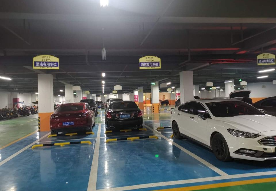 石柱寰宇君荟酒店停车场