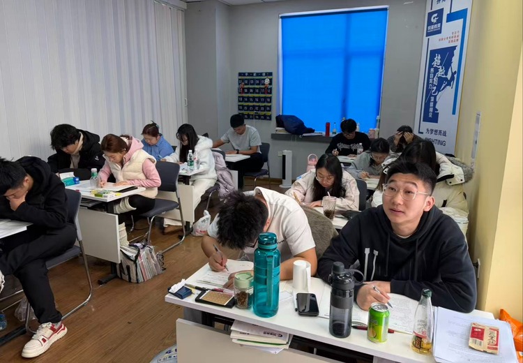 公务员考试培训、在校生与在职考公助力，银行国企及研究生考试培训全涵盖