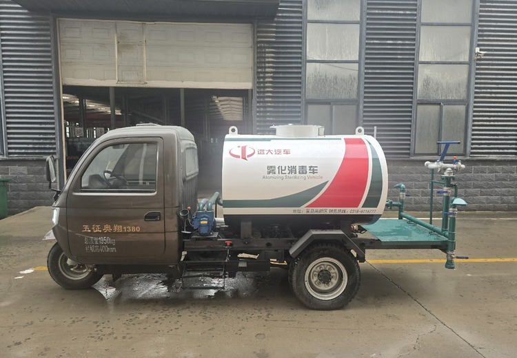 小型柴油洒水车：动力足、功能多、车身紧凑，适用于狭小路段降尘浇灌