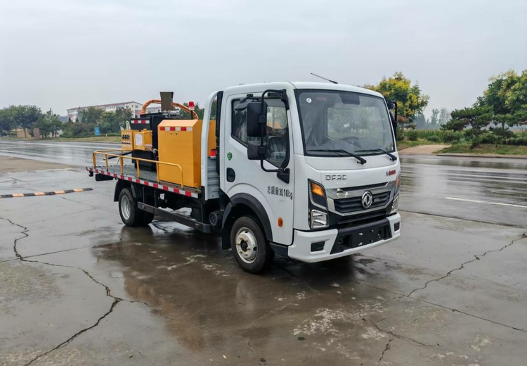 沥青修补车：专用底盘改装，集成多项功能，适配多类型道路日常养护维修
