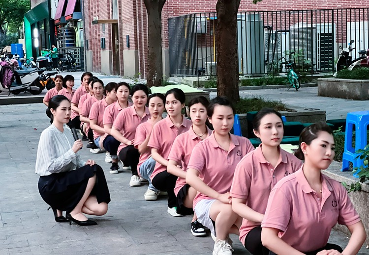 礼誉华夏商学院服务礼仪产品：定制培训，助力企业提升服务软实力与核心竞争力