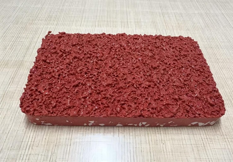 混合型塑胶跑道：全天候适用，具备弹性、耐候等多特性，美观经济又安全