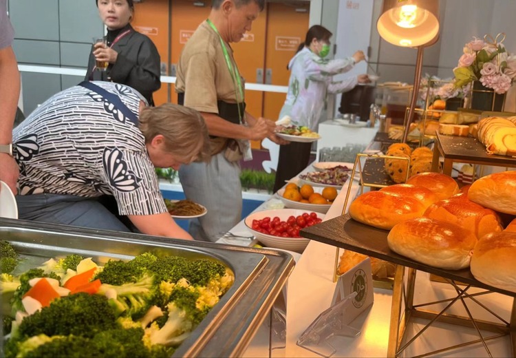 一站式食堂托管服务，食材安全菜品多样，无隐形消费保障就餐体验