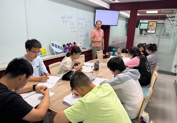 雅思托福考研四六级英语课程全涵盖，专属学管伴学，提分有保障！