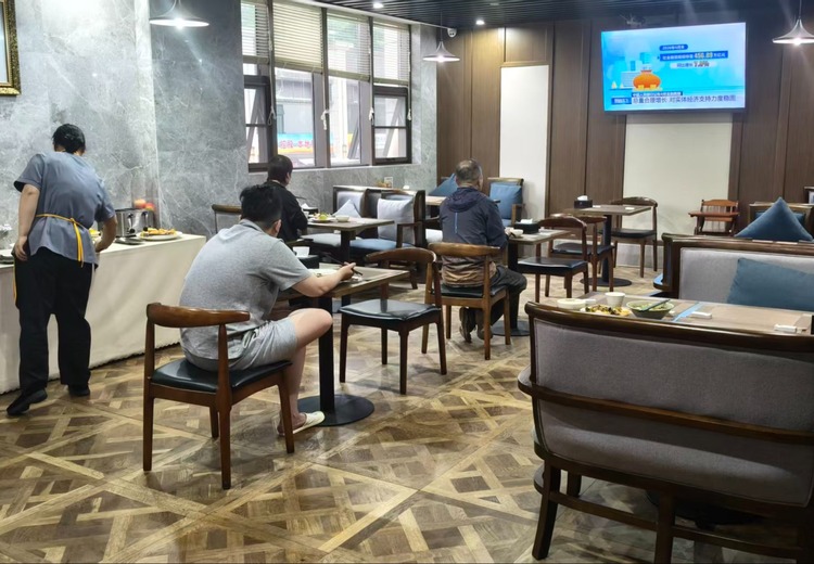 酒店二楼自助早餐7:00 - 9:00供应，多样美食开启美好一天