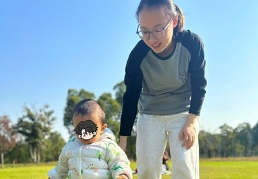 育婴师刘姐凭借急救能力，成功化解宝宝呛奶危机并传授科学防护知识