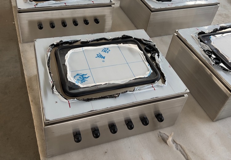 沧州龙泰IP65不锈钢机箱：高防护耐蚀，适配恶劣环境，定制服务保障交付