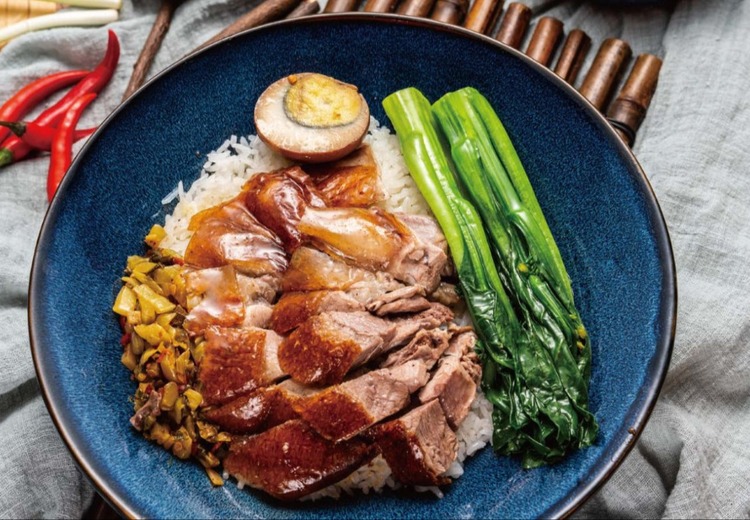 精致轻享烤鸭单人餐，皮酥肉嫩不腻，便捷即食，一人食也有惬意仪式感