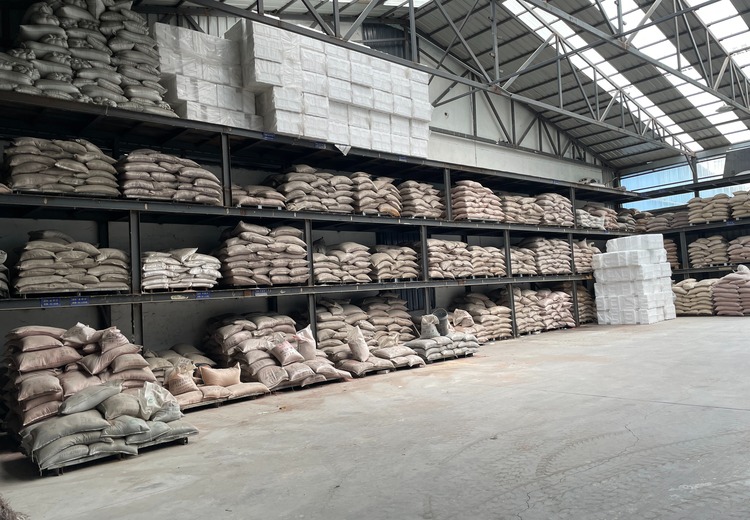 金贯品牌多种墙面涂料及辅料，包含真石漆、乳胶漆、水包砂等多样产品