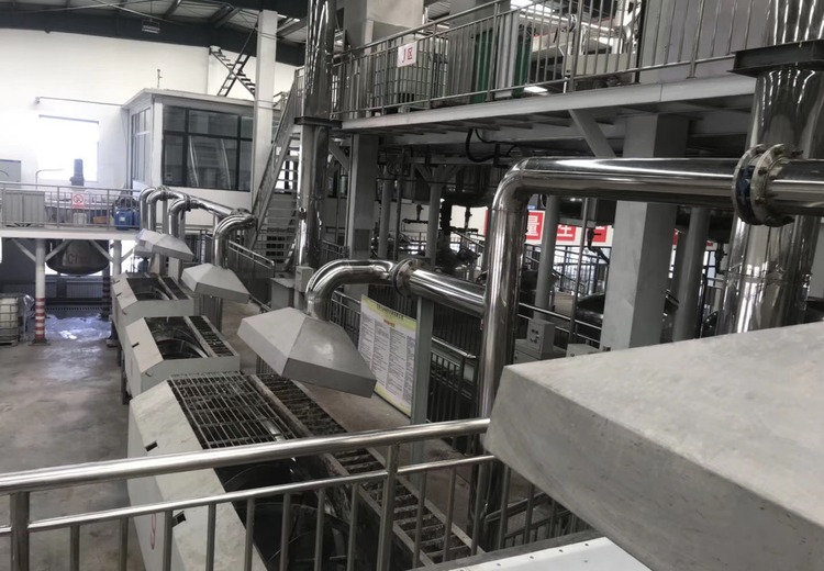 金贯品牌多样墙漆及辅料，涵盖真石漆、乳胶漆、水包砂等多种品类