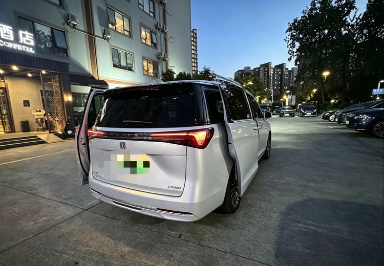 2026款别克GL8陆尚：中新能源MPV，长续航低能耗，新增专属配色