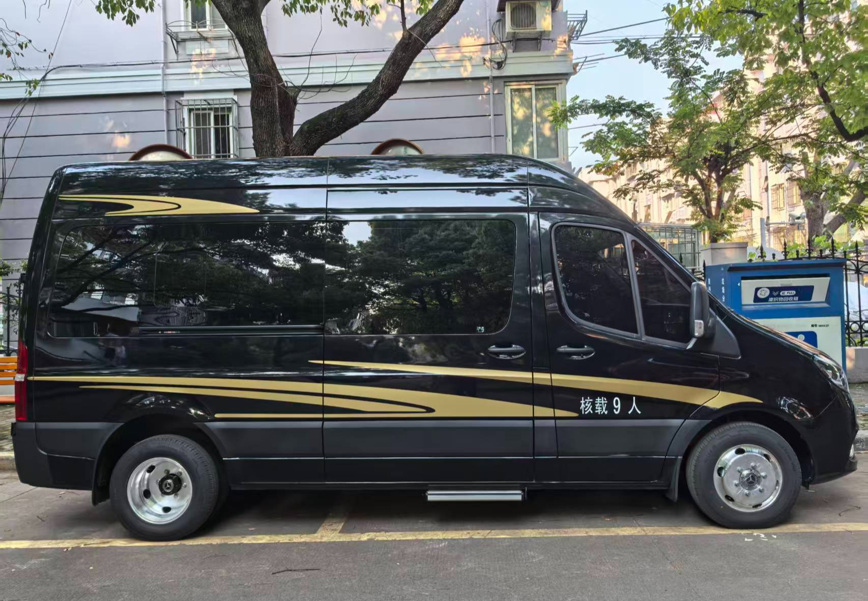 奔驰 9 座商务车