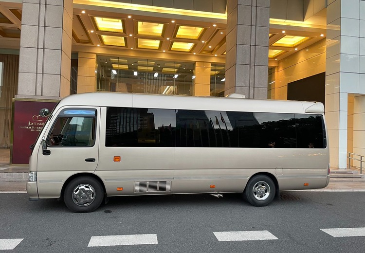 15座丰田考斯特：7米超长车身，4.0L V6动力，商务与政企通勤黄金之选
