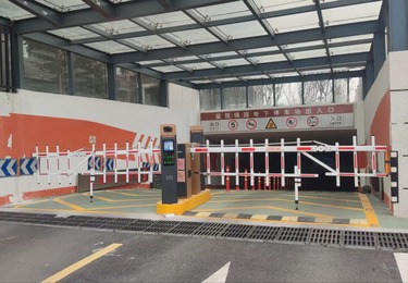 地下车库出入口栅栏道闸案例