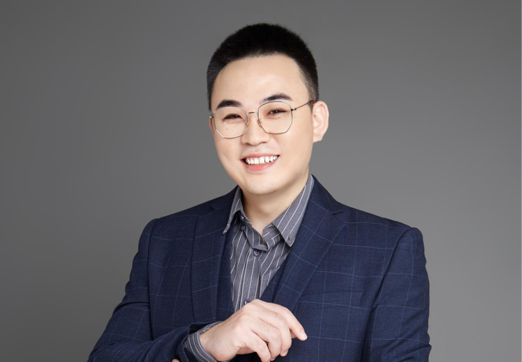 8年+从业经验讲师，主讲面试与申论，激情细致教学，结合时事创新授课