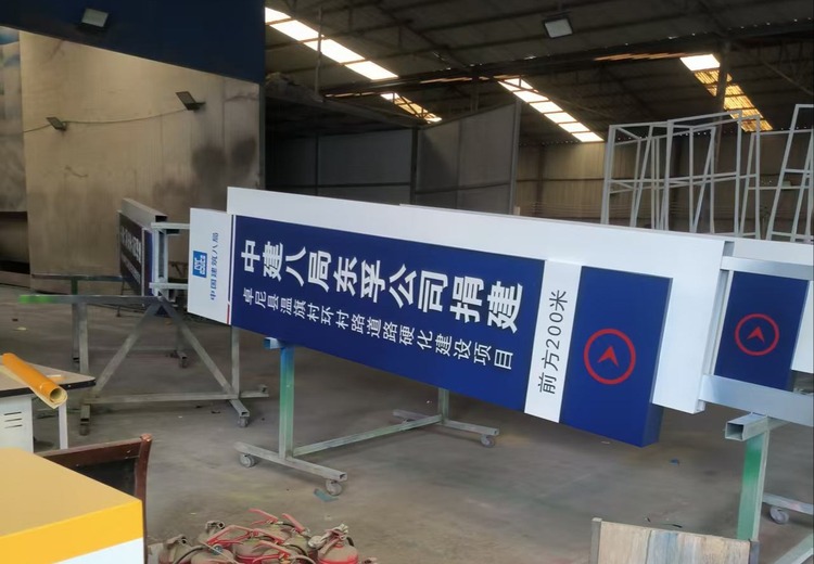 定制化精神堡垒：适配户外复杂环境，兼具实用与美观的地标级标识载体