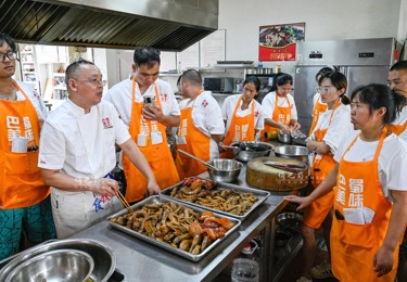 全额解锁正宗卤菜配方，掌握硬核手艺抢占市场