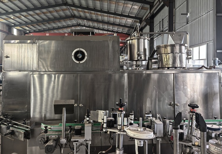全自动屋顶盒灌装设备：全流程 PLC 控制，适配广、卫生高效，产能约 3000 盒/小时