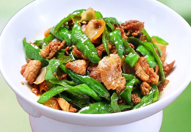 老长辣椒炒肉