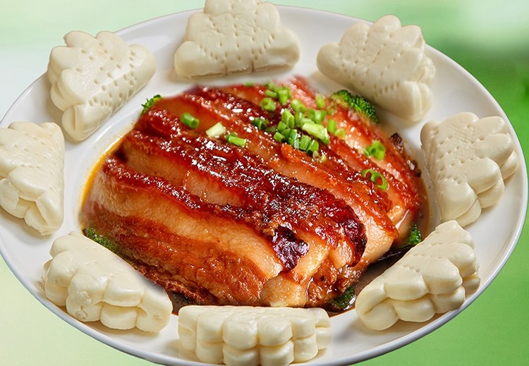 香酥梅菜扣肉夹饼，传统美味新吃法，一口咬下肉香与饼香融合！