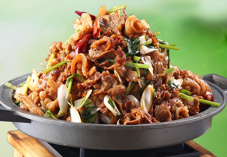 探秘老北京经典美食——炙子羊肉，鲜嫩口感与独特风味交织的舌尖盛宴