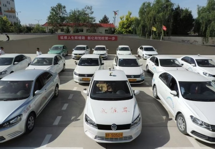 酒泉新亿阳驾校：C1/C2一站式驾培，全新教练车，资深教练，透明收费，