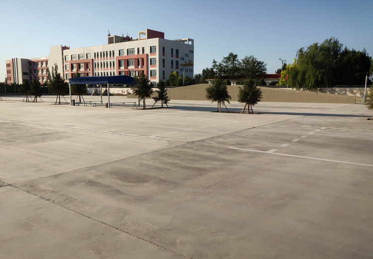 酒泉新亿阳驾校：标准化场地、优质教学，一人一车助学员