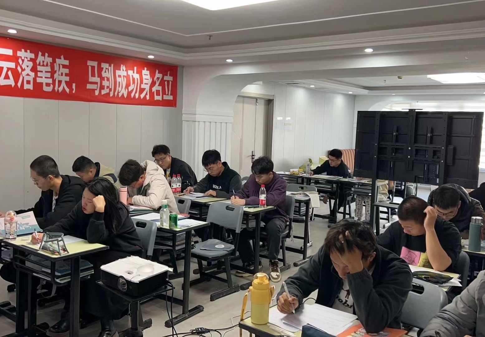 言焱公考
