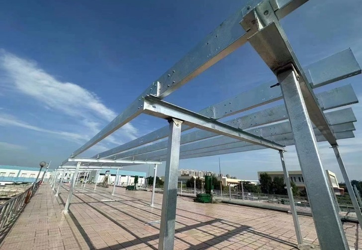 投资成本优化安装高效土地利用率高光伏方案，适用于平坦低风速区