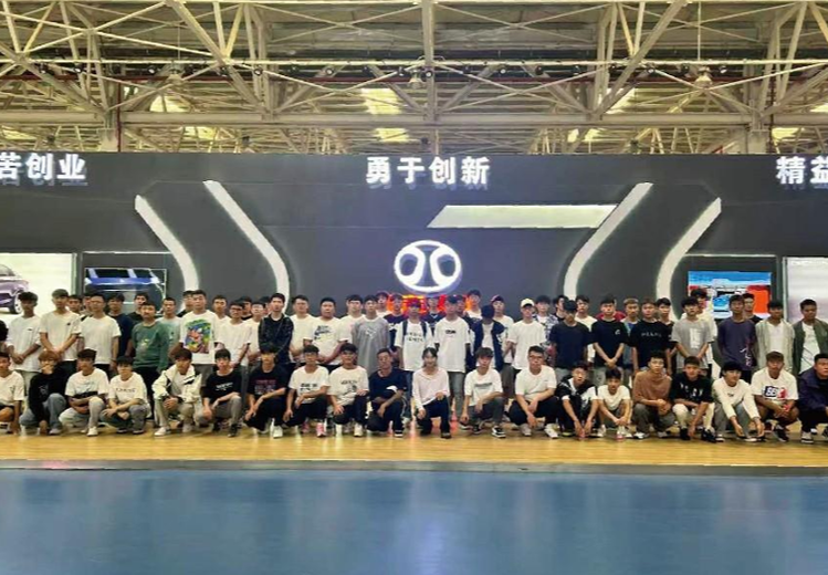 与头部企业订单培养，30多个产教融合项目，入学签协议，就业无忧月薪6000+