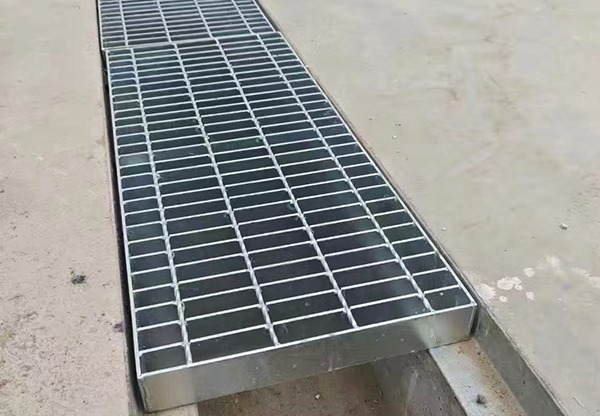 优质钢格板：坚固耐用，多种规格可选，广泛应用于工业与建筑领域