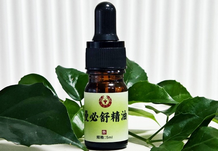 两张图片展示未知景象，神秘氛围引发对图片背后故事的无尽遐想