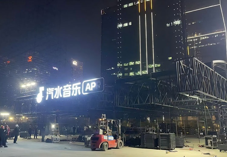 展示两张图片，分别来自特定链接，可能蕴含丰富信息引人关注