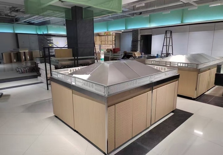 生鲜中岛货架：不锈钢斜面台面配木纹柜体，可定制，适配熟食生鲜货品