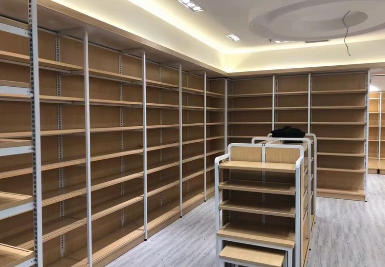 钢木结合货架：多孔立柱灵活调层距，适配母婴文具店，整店尺寸可定制