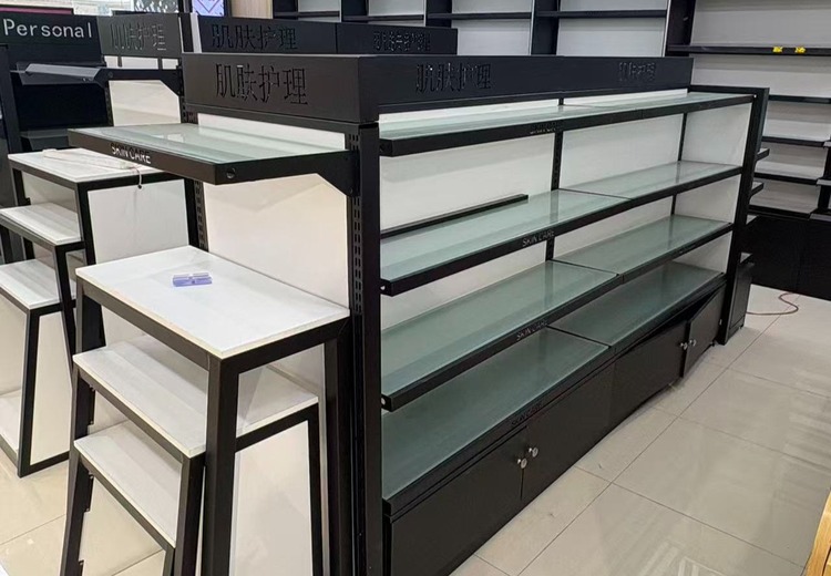 轻奢大气日化货架，黑铁白柜配玻璃层板，带锁储物+促销展台可定制