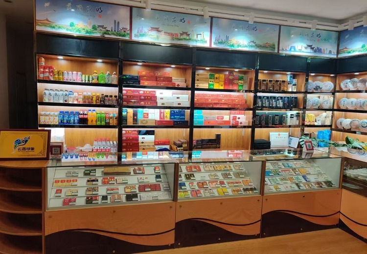 定制烟酒柜：木饰配黑框，暖光氛围足，适配烟酒茶专卖店整店使用