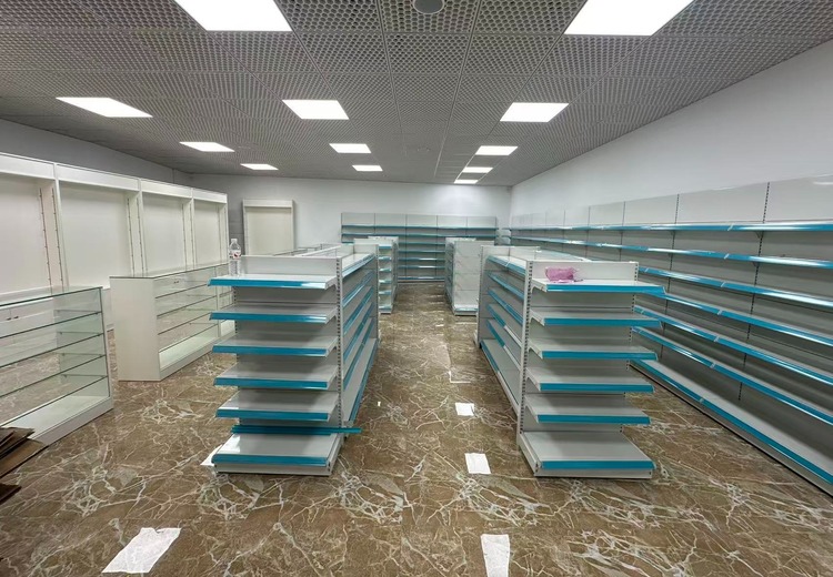 钢制药店货架：蓝白配色亮眼，层板可调，适配药品分区，契合药房陈列需求